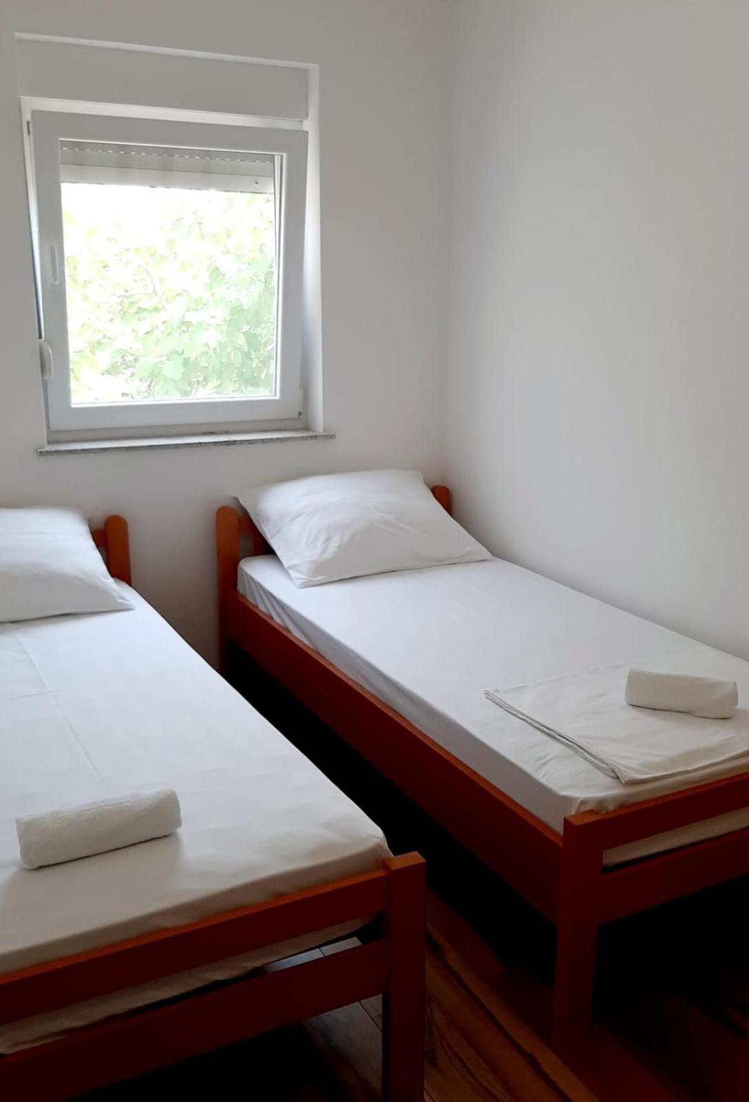 Apartments Maretic Mandre Rum bild